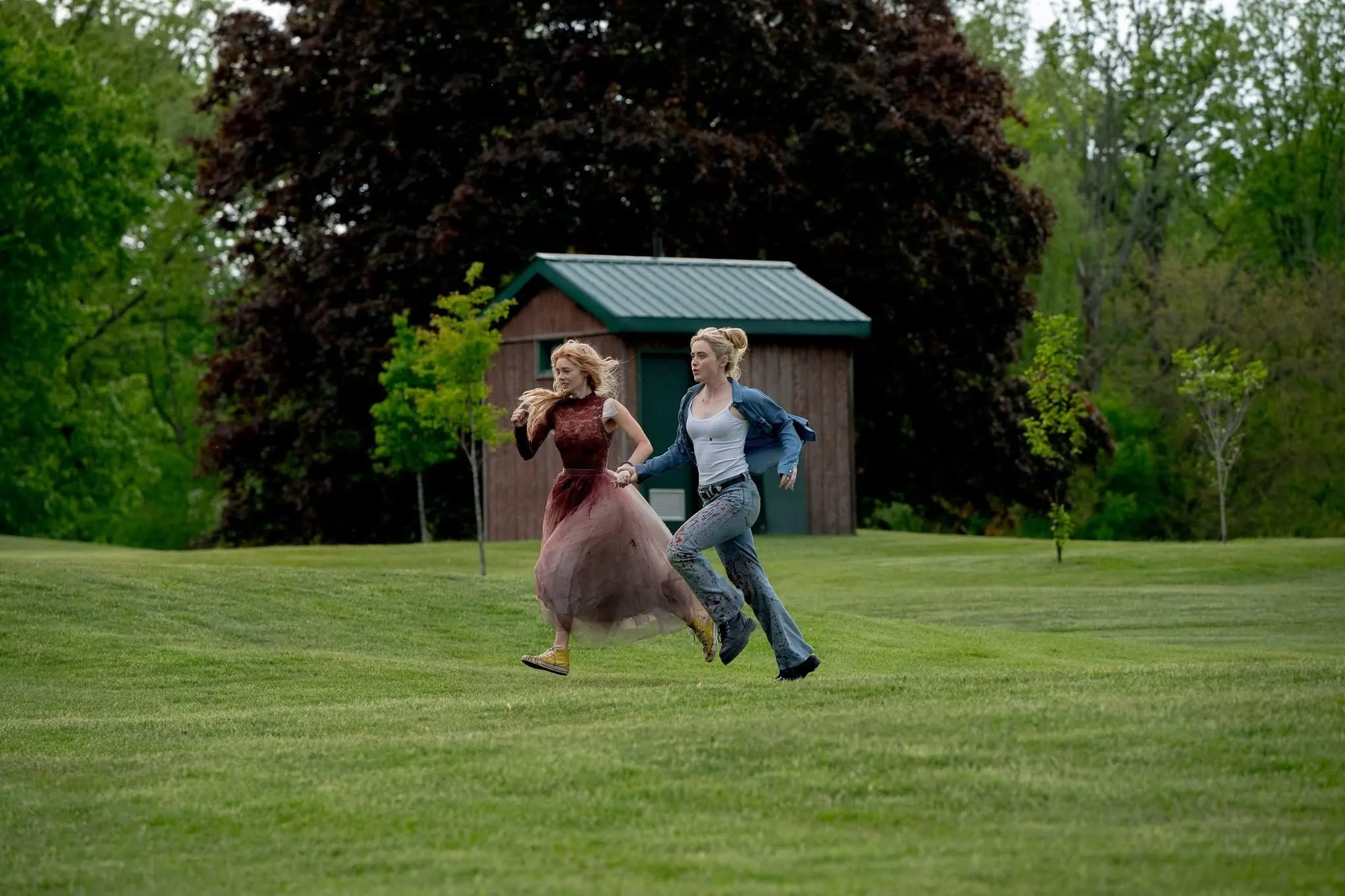 Kathryn Newton dan Samara Weaving di Ready or Not 2 Here I Come (2026)