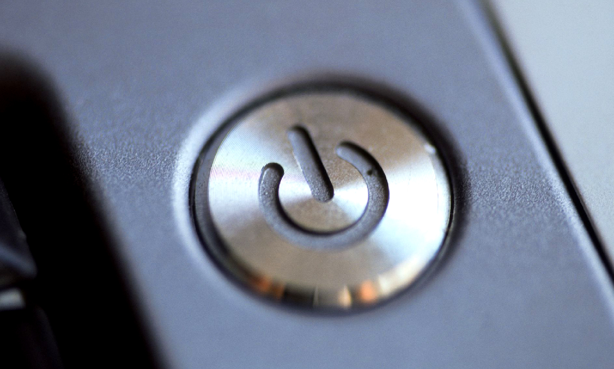 Menekan Power CPU Komputer