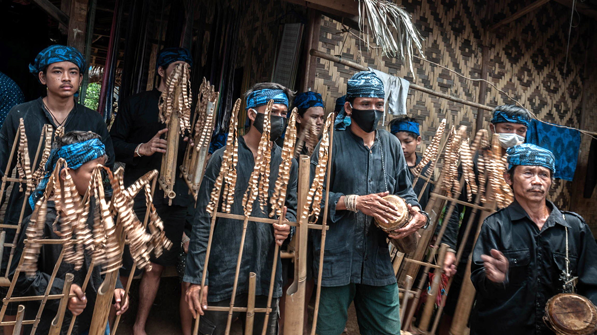 Alat Musik Angklung: Definisi, Sejarah, Dan Cara Memainkannya!