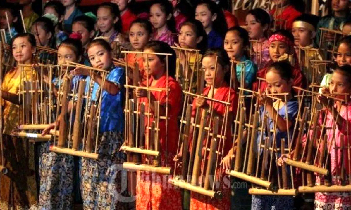 Alat Musik Angklung: Definisi, Sejarah, Dan Cara Memainkannya!