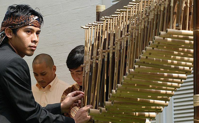 Alat Musik Angklung: Definisi, Sejarah, Dan Cara Memainkannya!