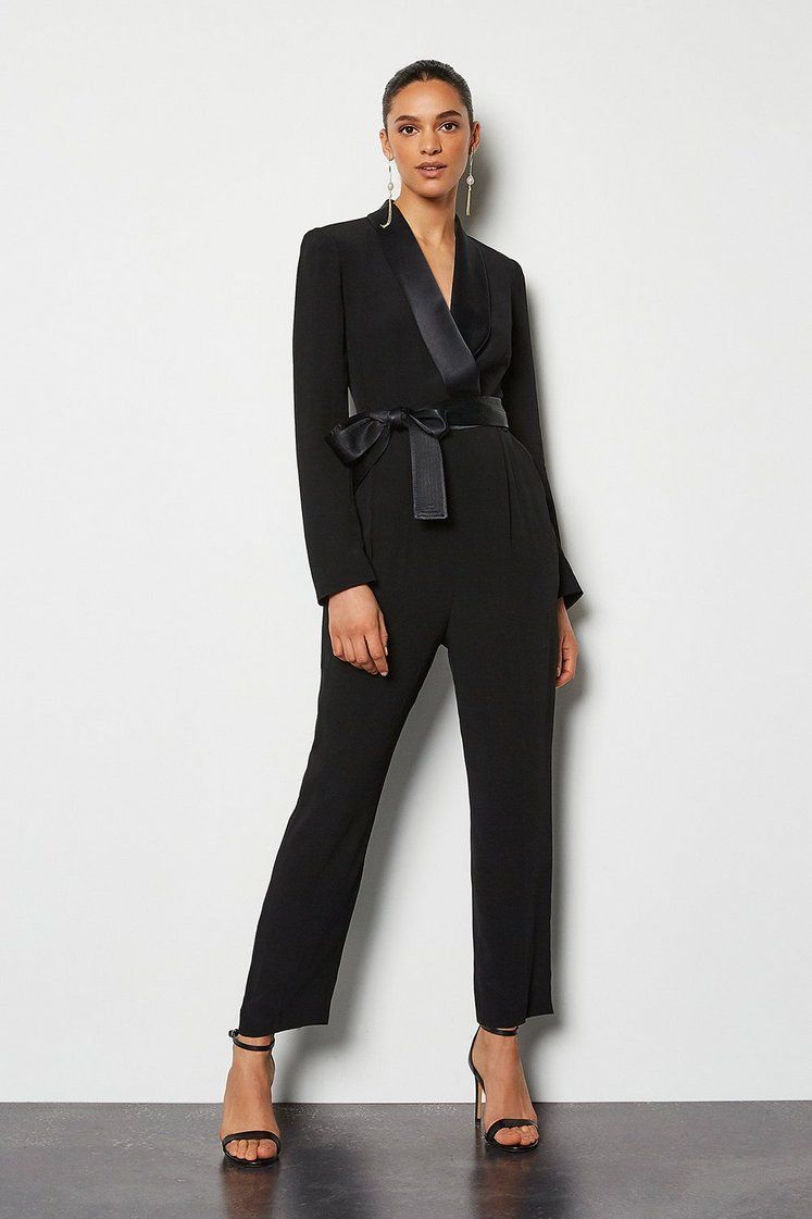 2. Jumpsuit Bergaya Tuxedo