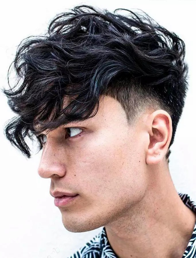 16 Undercut dengan Poni Panjang